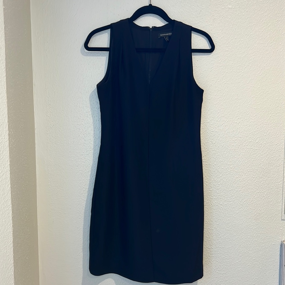 Banana Republic Black Sleeveless V-Neck Dress (with pockets!!)